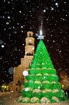 Il Villaggio di Natale e l'albero in Piazza del Municipio a Kaunas (Lituania).