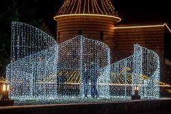 Installazioni luminose durante le festività natalizie a Kaunas, la seconda città della Lituania per dimensioni.