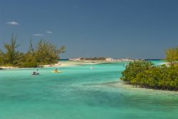 Kayak in uscita dal porto di Cat Island, Bahamas.


