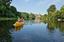 Kayaking sul fiume Dordogna nel villaggio di Beynac-et-Cazenac, Perigord, Francia - © thecreatives / Shutterstock.com