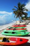 Kayaks colorati in attesa di turisti nella città di Mahahual, Messico.
