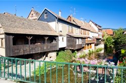 Kaysersberg, Alsazia: uno scorcio sul fiume che attraversa il piccolo borgo nel dipartimento dell'Alto Reno - foto © PHB.cz (Richard Semik) / Shutterstock.com