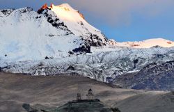 Panorama invernale con la chiesa Tsminda Sameba a Gergeti, Caucaso (Georgia).
