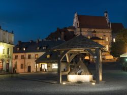 Kazimierz Dolny (Polonia) by night: il celebre pozzo in legno nel centro storico della cittadina.



