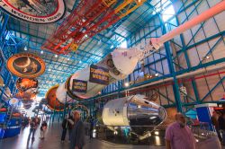 Kennedy Space Center nei pressi di Orlando, Florida - Visitatori al John F. Kennedy Space Center di Cape Canaveral sull'isola Merritt in Florida. Struttura per il lancio dei veicoli spaziali ...
