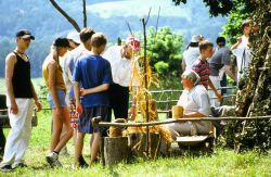 Turisti in occasione di una giornata di archeologia a Kernave, Lituania. In questa località patrimonio Unesco dal 2004 sono state condotte per oltre vent'anni campagne archeologiche.
 ...