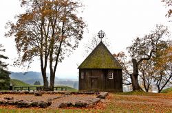 Kernave, la vecchia chiesa in legno in autunno (Lituania). 
