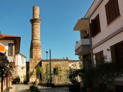 Kesik Minaret Mosque nella vecchia Kaleici ad Antalya, Turchia. Costruito in origine come tempio romano nel II° secolo d-C., questo edificio di culto fu convertito prima in una chiesa bizantina ...