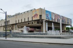 Kharkiv National Academic Opera e il Teatro del Balletto intitolato a Lysenko, Ucraina. Questo austero edificio in cemento è stato costruito con linee semplici agli inizi degli anni '90 ...