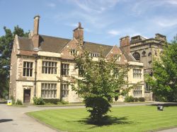 Il King's Manor di York fu costruito per ospitare i monaci della St. Mary Abbey nel XV secolo. Dopo essere stato anche la residenza del governatore di York nel XVII secolo, oggi è ...