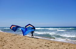 Kite surf sulla spiaggia della Bufalara a Sabaudia nel Lazio