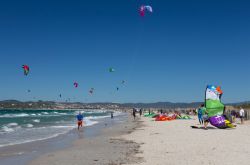 Kite surfers sulla spiaggia dell'Almanarre a Hyères, Francia. Con i suoi quasi 4 km di sabbia soffice, questa spiaggia è la più lunga della cittadina affacciata sul ...