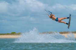 Paula Novotna durante un allenamento a Wella Island. Nella zona di Kalpitiya, nord di Negombo, appassionati da tutto il mondo arrivano per praticare kitesurf - © Swift Media / Shutterstock.com ...