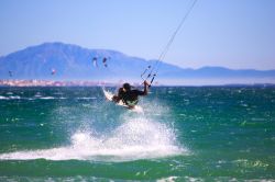 Kitesurf sulla spiaggia di Tarifa, Spagna. Grazie al levante, vento che soffia da est verso ovest, Tarifa è una delle mete predilette da chi pratica surf e kitesurf - © moreimages ...