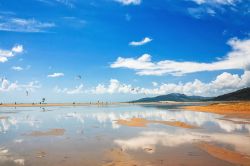 Kitesurfer in spiaggia a Tarifa, Spagna. Variante ...