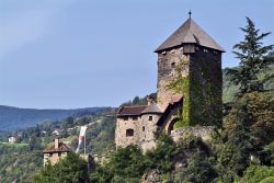 Klausen (Chiusa): il castello di Branzoll  domina la valle dell'Isarco in Alto Adige - © fritz16/ Shutterstock.com