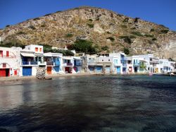 Klima, Milos: è una delle località più ftografate dell'isola, e non è diffcilie capirne il motivo. Le tradizionali case dei pescatori, chiamate in greco "syrmata", ...