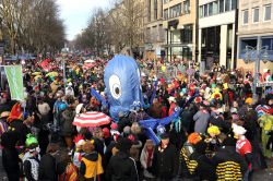 Koenigsallee la via di Dusseldorf ospita la sfilata del Carnevale cittadino, uno dei più famosi in Germania - © Thomas Quack / Shutterstock.com