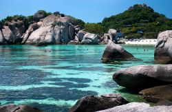 Koh Nang Yuan, turisti a bagno tra le rocce granitiche dell'isola della Thailandia