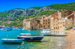 Komiza, il villaggio di Vis, l'isola di Lissa in Dalmazia (Croazia).