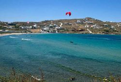 Korfos, Mykonos: la spiaggia più amata dai surfisti in questa isola della Grecia. Situata in prossimità della città di Mykonos, questa spiaggia particolarmente ventosa è ...