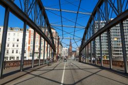 Kornhaus Bridge sullo Zollkanal a Amburgo, Germania. Amburgo è la seconda città della Germania con il decimo più grande porto al mondo - © Christian Mueller / Shutterstock.com ...