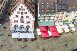 Vista dall'alto della vecchia piazza del mercato di Friburgo in Brisgovia, La facciata della vecchia Kornhaus visibile nella foto risale al 1498 - foto © meinzahn / Shutterstock.com ...