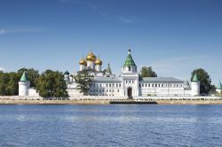 Il monastero Ipatiev sembra un'immagine da cartolina in questa bella veduta che si affaccia sulla riva della Kostroma, sul lato opposto dell'omonima città - © volkova natalia ...
