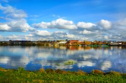 Il centro abitato di Kostroma è concentrato soprattutto sulla riva sinistra dell'omonimo fiume anche se un tempo la città si sviluppava sul lato destro: nel 1238 dopo che i ...