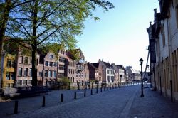 Kraanlei, Gent: questa strada costeggia il fiume Leie ed è un ottimo luogo per una passeggiata e per ammirare le tipiche case che si affacciano sull'acqua.