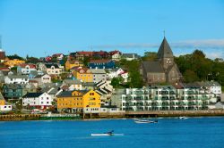 Kristiansand, Norvegia: panorama sul fiordo in una giornata di sole. La cittadina fu fondata da Cristiano IV°, re di Danimarca e Norvegia nel luglio 1641 con il nome di Christianssand (spiaggia ...