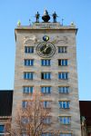 Krochhochhaus con la scritta "Il Lavoro conquista tutti" a Lipsia, Germania. Questo edificio multipiano inaugurato nel 1927 è sormontato da un orologio e da due statue di bronzo ...