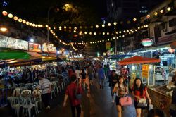 Kuala Lumpur, Jalan Alor: è la via per eccellenza del cibo di strada, dove i passanti (turisti e locali) possono scegliere il ristorante o la bancarella che più li ispira e sedersi ...