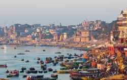 Il festival Kumbh Mela a Varanasi, sulle rive del fiume Gange in India - © Kurkul / Shutterstock.com 