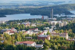 Kuopio vista dalla torre di Puijo, Finlandia. Dalla sommità di questa torre, su cui si trova anche un ristorante girevole, si può ammirare un paesaggio mozzafiato con laghi e vegetazione ...