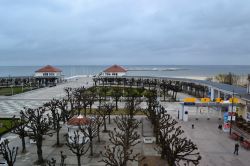 Piazza Kuracyjny, Sopot: La foto è stata scattata dall'ufficio turistico di Sopot, che vanta una posizione invidiabile sulla sottostante piazza e sul molo che, sullo sfondo, si addentra ...