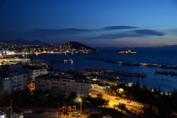 Kusadasi di notte, Turchia - La baia dell'Egeo che ospita Kusadasi ammirata e  fotografata di notte è ancora più suggestiva. L'offerta di ristoranti, caffè, ...