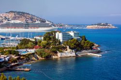 Kusadasi fotografata al mattino, Turchia - Cielo terso e acqua cristallina in questa immagine della città che la ritrae con i colori del mattino. Sullo sfondo, una delle grandi navi da ...