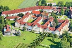 L'Abbazia ed il Castello di Salem vicino al Lago di Costanza in Germania, fotografata in volo
