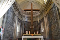 L'abside della Chiesa di San Pietro in Vincoli con i teschi esposti della battaglia di Solferino