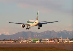 L'aeroporto di Linate si trova nel territorio di Peschiera Borromeo a Milano - © lsantilli / Shutterstock.com