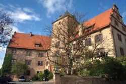 L'ala ovest del complesso dello Schlitz Vorderburg, Germania - Dal 1181 la parte inferiore della torre venne utilizzata come residenza da una ricca famiglia dell'epoca. Il tempo sembra ...