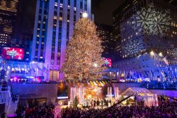 L'albero di Natale gigante del Rockefeller Center a New York City, USA - © lev radin / Shutterstock.com