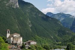 L'antica Chiesa di San Bartolomeo a Chiusaforte in Friuli Venezia GIulia - © Denis.Vostrikov / Shutterstock.com