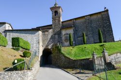 L'antica chiesa di San Sisinio a Mendrisio, Svizzera Italiana - © Stefano Ember / Shutterstock.com