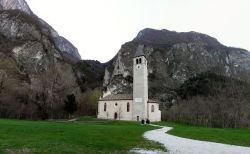 L'antica chiesa tra le montagne di Zambana in Trentino  - © Llorenzi, CC BY-SA 3.0, Wikipedia