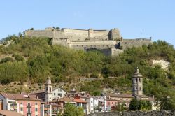 L'antico castello di Gavi e uno scorcio del centro di Gavi, villaggio famoso per il suo vino in Piemonte - © hal pand / Shutterstock.com
