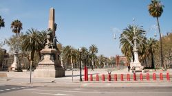 L'Arc de Triomf in centro a Barcellona senza turisti: Covid-19 ha fermato anche la Catalogna - © canfly1 / Shutterstock.com
