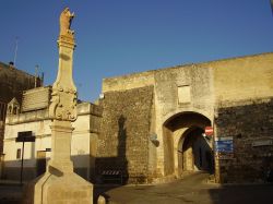 L'Arco di Porta Terra nel borgo pugliese di Scorrano - ©  Lupiae, CC BY-SA 3.0, Wikipedia