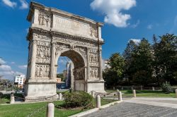 L'arco di Traiano in centro a Benevento, in Campania - © DinoPh / Shutterstock.com